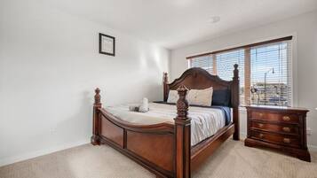 3 bedrooms, desk, iron/ironing board, free WiFi