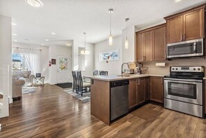 冷蔵庫、電子レンジ、オーブン、コンロ