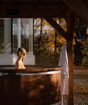Outdoor spa tub - Minibora Le cumulus - Eastern Townships (Bury)