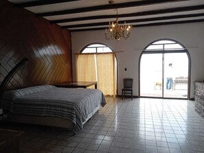 7 bedrooms, iron/ironing board, WiFi, bed sheets - Fiesta Estate- Ideal for Music, Jamming, and Fun!" not luxuries estate (San Antonio del Mar)