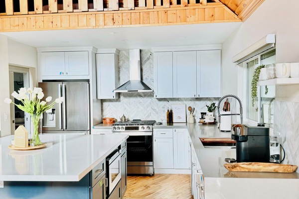 Kjøleskap, mikrobølgeovn, ovn og kokeplater