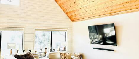 TV connectée, cheminée, jeux vidéo, baby-foot