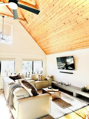 Smart TV, fireplace, video games, table football - Luxe Lake View Cabin w/private lake-Forest Backyard-Near Woodland Lake Park (Pinetop-Lakeside)