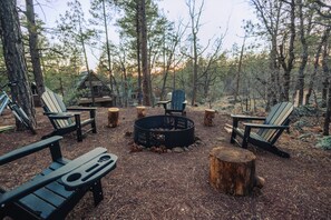 Property grounds - Luxe Lake View Cabin w/private lake-Forest Backyard-Near Woodland Lake Park (Pinetop-Lakeside)