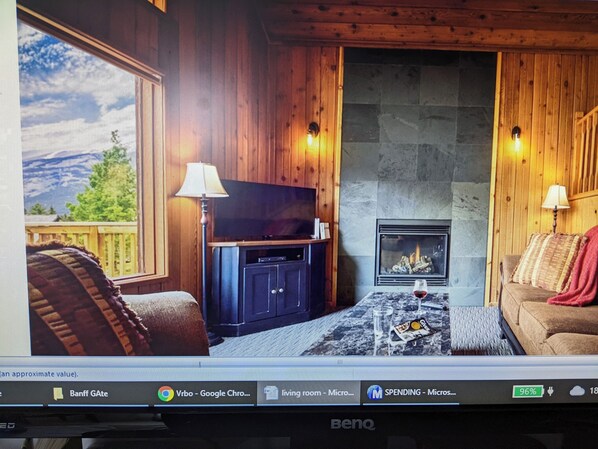 Living area - Banff Gate Mountain Resort- 1/2 hr to Banff 1 hr toCalgary (Canmore)