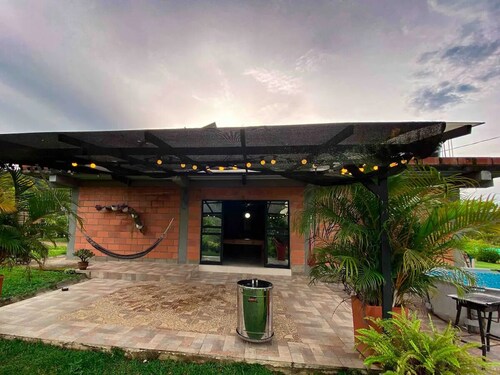 Finca con piscina en San Rafael a 1 minuto del rio con Wifi para 6 a 12 personas