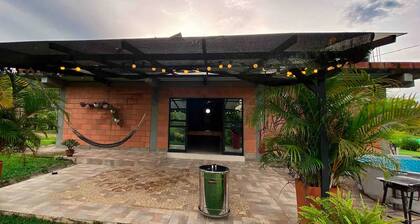 Finca con Piscina en San Rafael a 1 Minuto del rio con Wifi Para 6 a 12 Personas