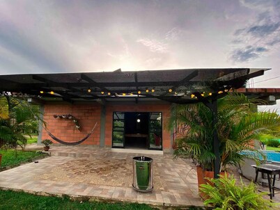 Finca con Piscina en San Rafael a 1 Minuto del rio con Wifi Para 6 a 12 Personas