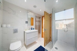 Deluxe Apartment, 2 Bedrooms | Bathroom