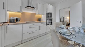 Deluxe Apartment, 3 Bedrooms | Dapur peribadi