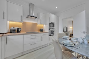 Departamento Deluxe, 3 habitaciones | Cocina privada | Refrigerador con congelador, microondas, horno y parrilla de estufa