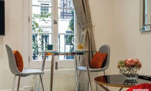 Superior-Apartment, 1 Schlafzimmer | Essbereich im Zimmer