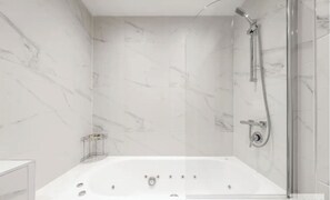 Superior Apartment, 1 Bedroom | Bathroom | Hair dryer, towels, soap, shampoo - The Paddington Residences (London)