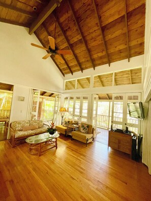 TV, books, music library, stereo - Molokai HideAway Hut: Snooze by seals + Wake to songbirds ~200 yds to the Ocean! (Maunaloa)