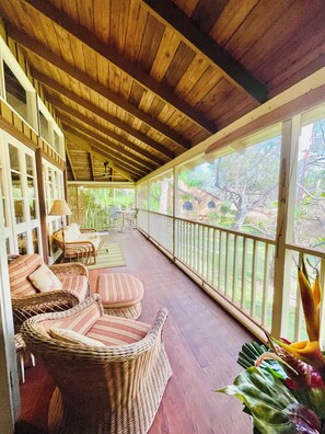 Terrace/patio - Molokai HideAway Hut: Snooze by seals + Wake to songbirds ~200 yds to the Ocean! (Maunaloa)