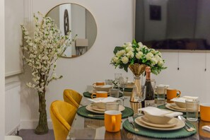 Dining - Luxurious 1 Bedroom on Iconic Harley Street (Greater London)