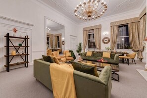 Smart TV - Luxury London 3-Bedroom Duplex with Pool Table (Greater London)