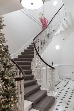 Interior - Modern Elegance: 1-Bedroom City Living in London (Greater London)