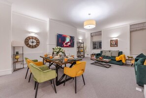 Smart TV - Modern Elegance: 1-Bedroom City Living in London (Greater London)