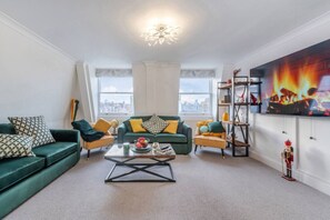 Smart TV - City Chic: 3 Bedroom, 3 Bathroom Luxury Living (Greater London)
