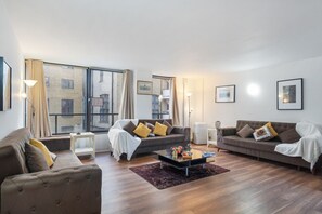 Smart TV - WOW-Piccadilly-Mayfair-by Maysa (Greater London)