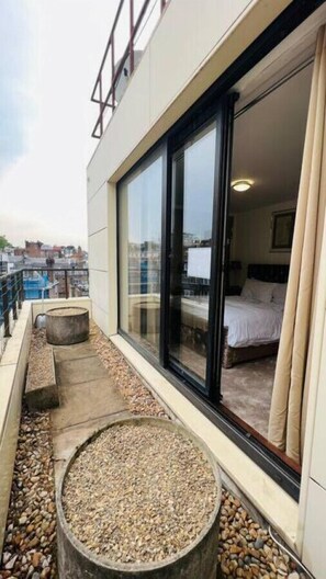 Exterior detail - WOW-Piccadilly-Mayfair-by Maysa (Greater London)