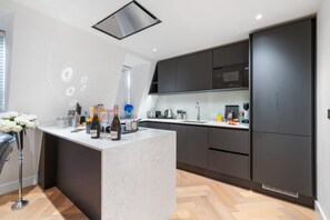 Fridge, microwave, oven, stovetop - 72 Wow Marble Arch Maysa (Greater London)