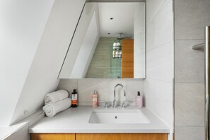 Hair dryer, towels - 72 Wow Marble Arch Maysa (Greater London)