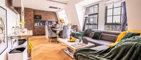 Smart-TV, bøker og stereoanlegg