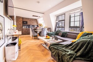 Smart-TV, Bücher, Stereoanlage