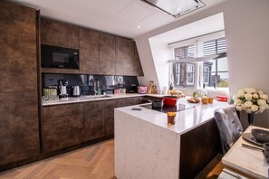 Refrigerador, microondas, horno y parrilla de estufa 
