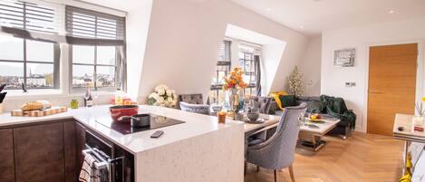 Køleskab, mikrobølgeovn, ovn, kogeplade