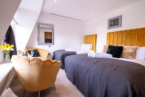 1 bedroom, desk, iron/ironing board, travel cot - 71 Wow Bayswater Maysa (Greater London)