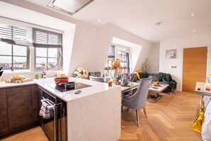 Fridge, microwave, oven, stovetop - 71 Wow Bayswater Maysa (Greater London)