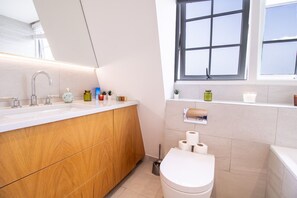 Hair dryer, towels, soap, shampoo - 71 Wow Bayswater Maysa (Greater London)