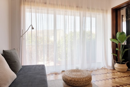 Smart TV, fireplace. KING SIZE Bed with Air Conditioning near the BEACH and FREE Street Parking
