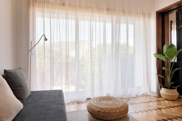 Smart TV, fireplace - KING SIZE Bed with Air Conditioning near the BEACH and FREE Street Parking (Canidelo)