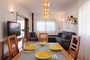 Smart TV, fireplace - KING SIZE Bed with Air Conditioning near the BEACH and FREE Street Parking (Canidelo)