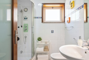 SĂšche-cheveux, bidet, serviettes fournies, savon