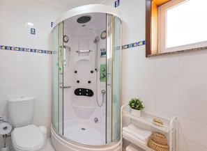 Hiustenkuivaaja, bidee, pyyhkeet, saippua