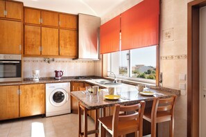 Fridge, microwave, oven, stovetop - KING SIZE Bed with Air Conditioning near the BEACH and FREE Street Parking (Canidelo)