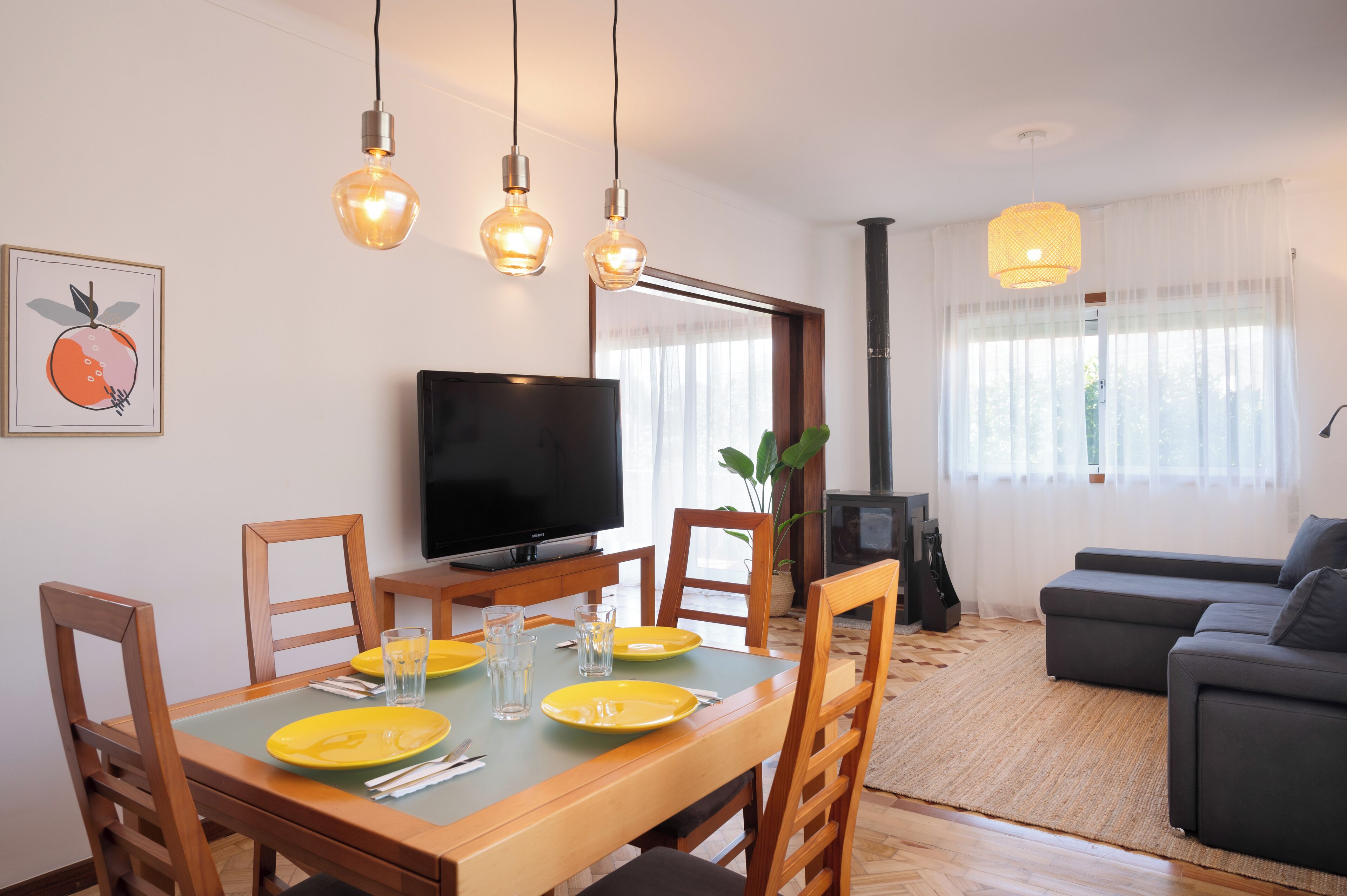 Een smart-tv en een open haard
