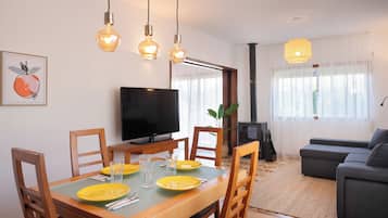 Een smart-tv en een open haard