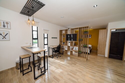 Elegant Caobos Coliving & Coworking