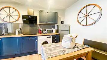 Een koelkast, een microgolfoven, een oven, een kookplaat