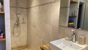 Een douche, handdoeken, zeep