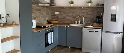 Geladeira, micro-ondas, fogão, cooktop