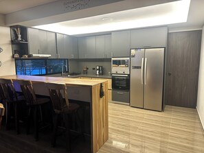 JÀÀkaappi, mikroaaltouuni, uuni, liesi