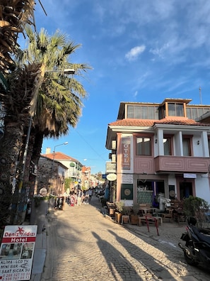 Front of property - Cunda Atlas Otel (Ayvalik)