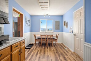 Fridge, microwave, oven, stovetop - Dog Friendly with a View (Garden City)